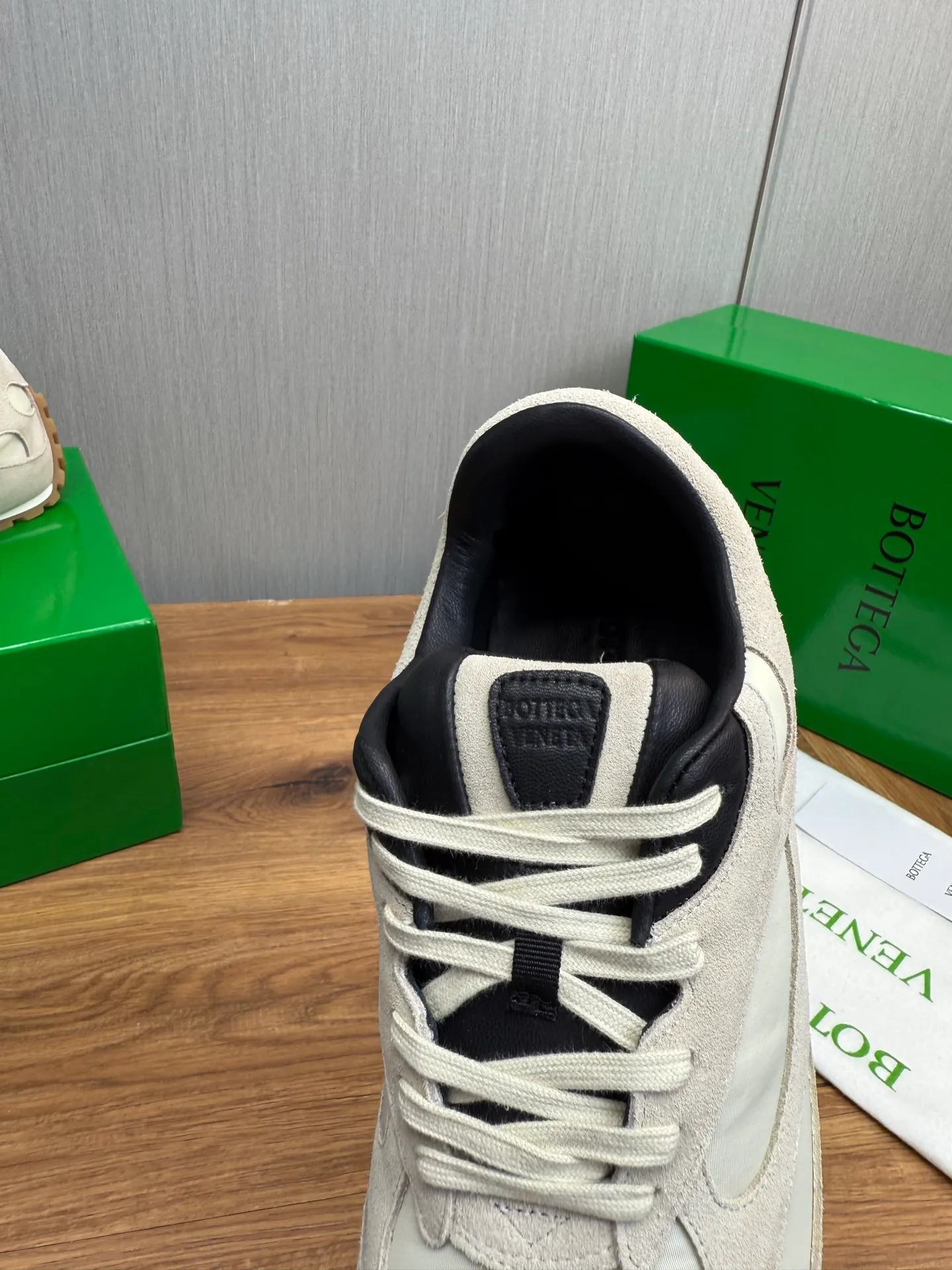 Men's men's shoes💰540💰 Bottega Veneta｜BV's new Forrest Gump shoes. Dexun shoes🩷💚 Sneaker technology nylon and suede, inspired by retro sneakers, light, comfortable, breathable and essential item. Original wear-resistant and non-slip rubber outsole❕❗️ Size: Female 35-40 (40 is custom-made and cannot be returned) Male 39-45 (45 is custom-made and cannot be returned or exchanged)